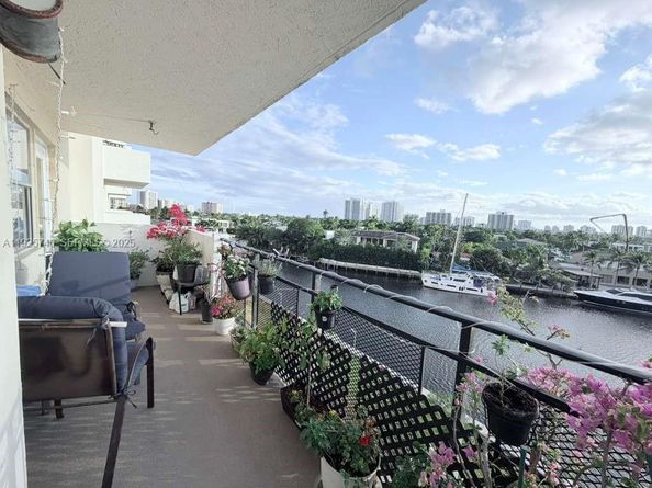 401 Golden Isles Dr 512, Hallandale Beach FL 33009