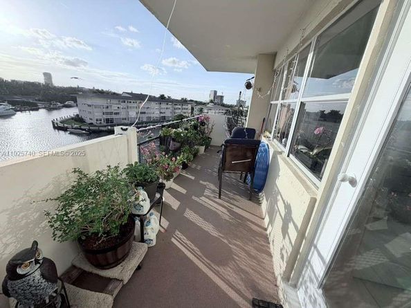 401 Golden Isles Dr 512, Hallandale Beach FL 33009
