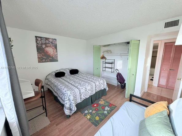 401 Golden Isles Dr 512, Hallandale Beach FL 33009