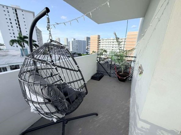 401 Golden Isles Dr 512, Hallandale Beach FL 33009