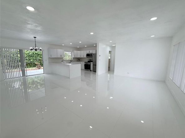 7150 SW 5th Ct, Pembroke Pines FL 33023