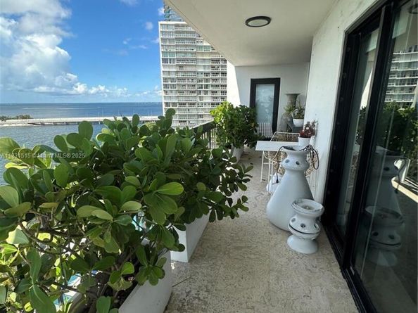 2333 Brickell Ave 901, Miami FL 33129