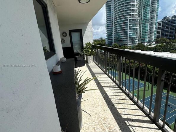 2333 Brickell Ave 901, Miami FL 33129
