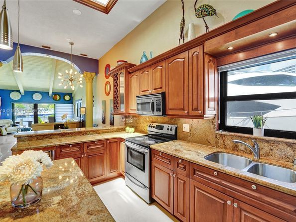 2649 S Parkview Dr, Hallandale Beach FL 33009
