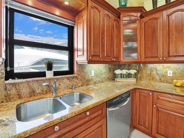 2649 S Parkview Dr, Hallandale Beach FL 33009