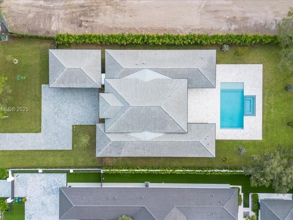 7110 SW 82 ave, Miami FL 33143