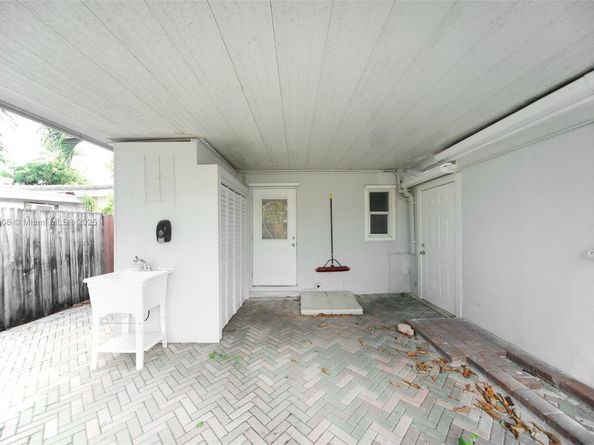 621 Hudson Rd, West Palm Beach FL 33405