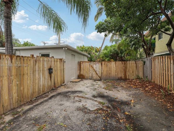 1213 NE 13th St, Fort Lauderdale FL 33304