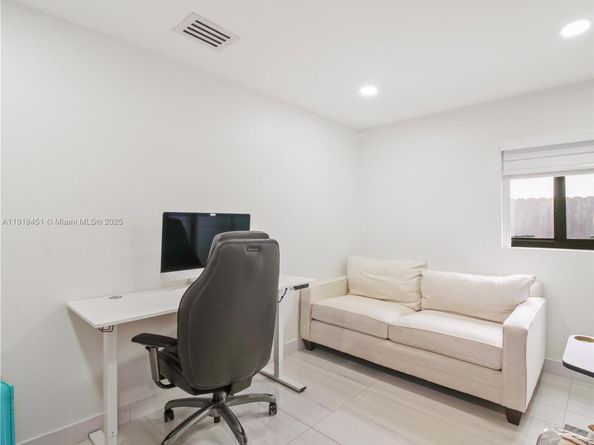 19494 NW 61st Ave, Hialeah FL 33015