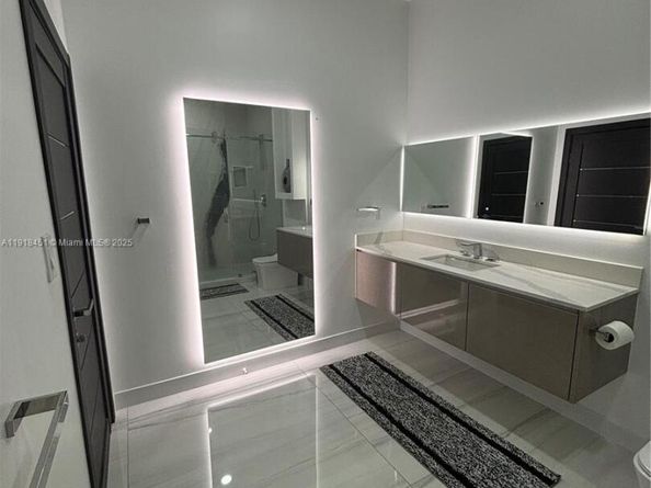 19494 NW 61st Ave, Hialeah FL 33015