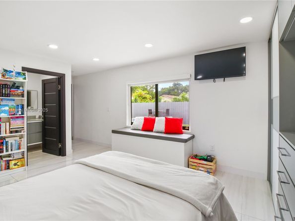 19494 NW 61st Ave, Hialeah FL 33015