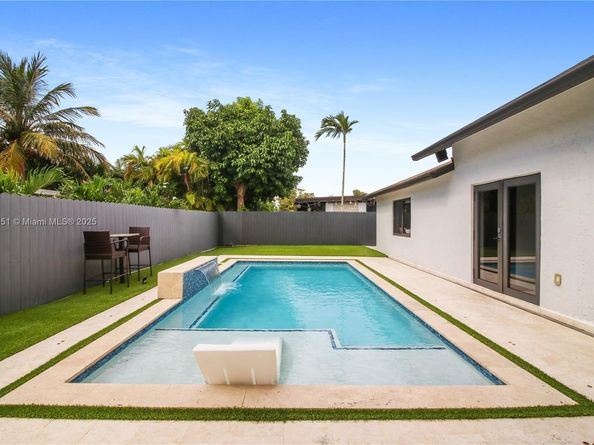 19494 NW 61st Ave, Hialeah FL 33015