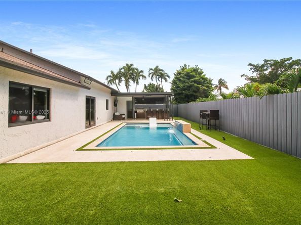 19494 NW 61st Ave, Hialeah FL 33015