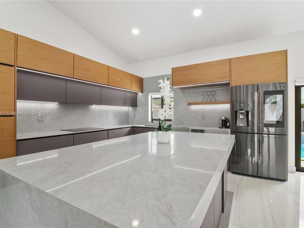 19494 NW 61st Ave, Hialeah FL 33015