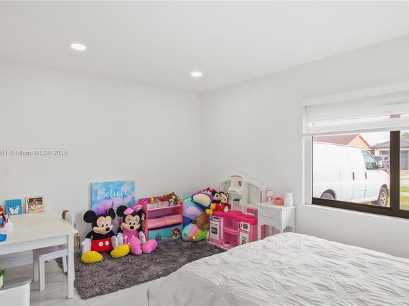 19494 NW 61st Ave, Hialeah FL 33015