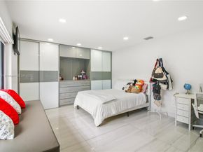 19494 NW 61st Ave, Hialeah FL 33015