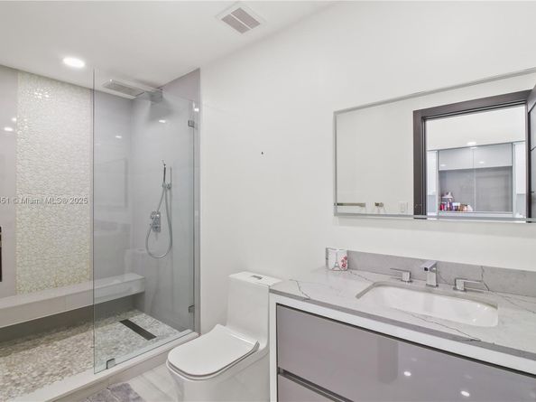 19494 NW 61st Ave, Hialeah FL 33015