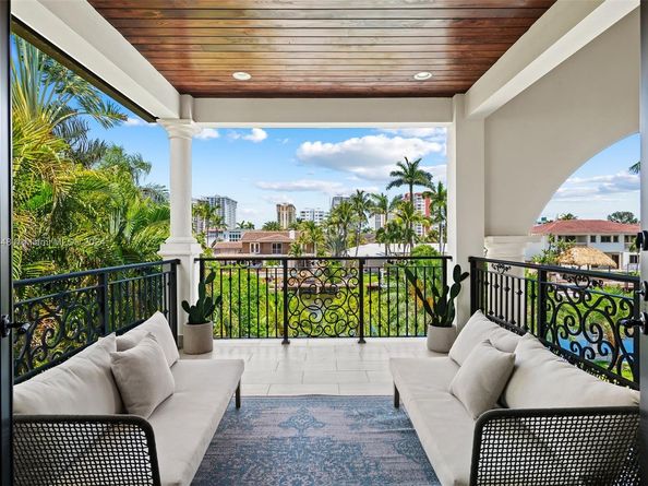 631 Hibiscus Dr, Hallandale Beach FL 33009