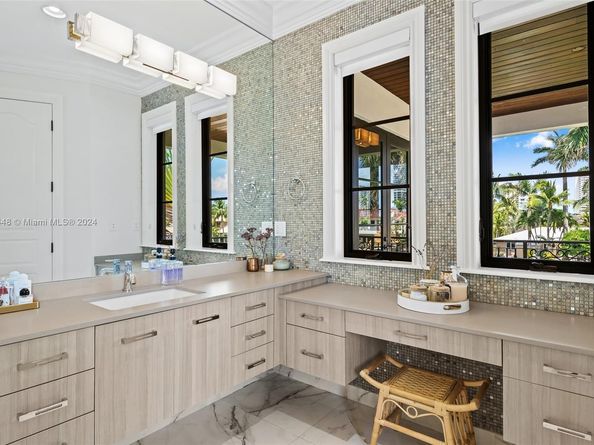631 Hibiscus Dr, Hallandale Beach FL 33009