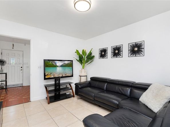 926 NW 24th Ct, Miami FL 33125