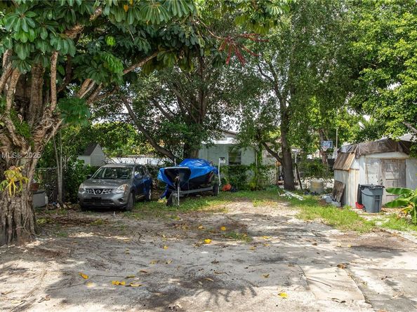926 NW 24th Ct, Miami FL 33125