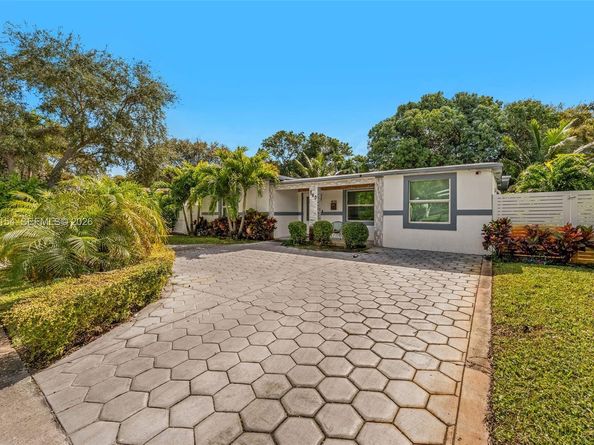 860 NE 142nd St, North Miami FL 33161