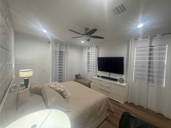 6923 Julia Gardens Dr, Coconut Creek FL 33073