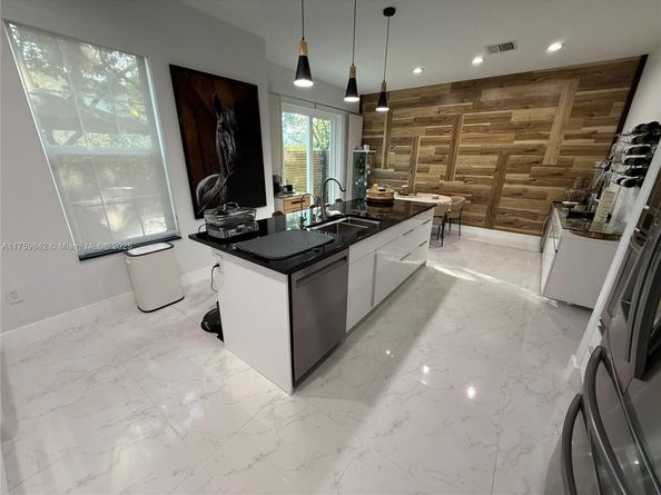 6923 Julia Gardens Dr, Coconut Creek FL 33073