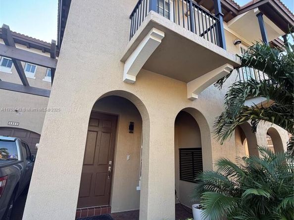 6923 Julia Gardens Dr, Coconut Creek FL 33073