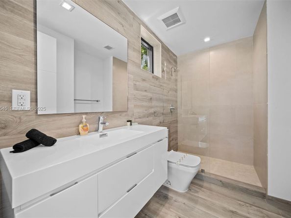 4740 Alton Rd, Miami Beach FL 33140