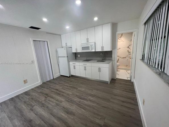 222 SW 8th St, Dania Beach FL 33004