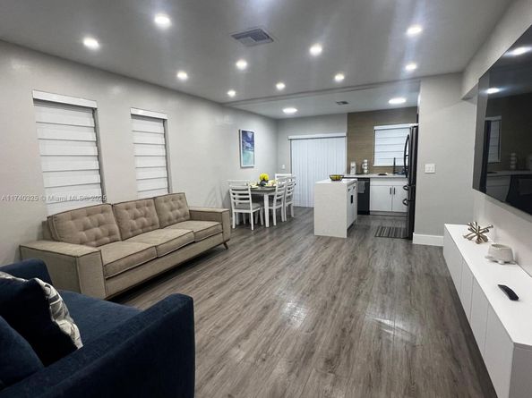 222 SW 8th St, Dania Beach FL 33004