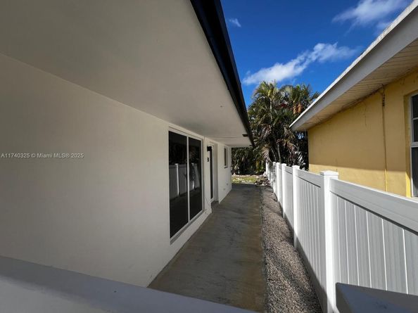 222 SW 8th St, Dania Beach FL 33004