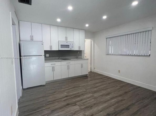 222 SW 8th St, Dania Beach FL 33004