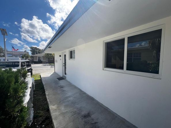 222 SW 8th St, Dania Beach FL 33004