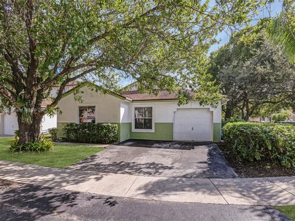 20774 NW 3rd Ct, Pembroke Pines FL 33029