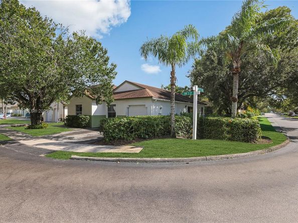 20774 NW 3rd Ct, Pembroke Pines FL 33029