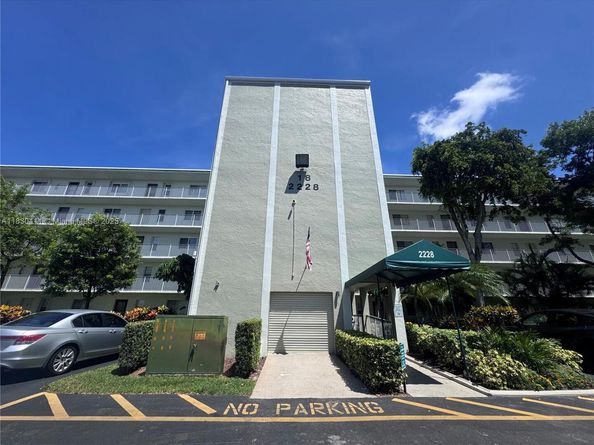 2228 N Cypress Bend Dr 407, Pompano Beach FL 33069