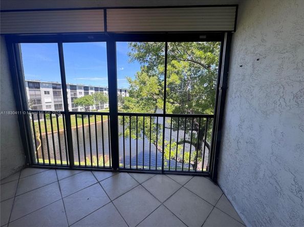 2228 N Cypress Bend Dr 407, Pompano Beach FL 33069