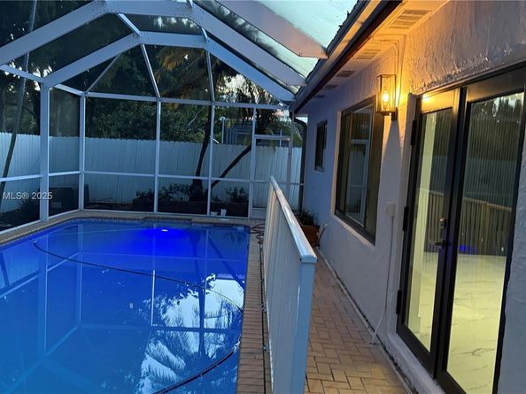 10500 NW 2nd Ct, Plantation FL 33324
