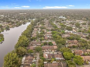 10340 Laurel Ct, Pembroke Pines FL 33026