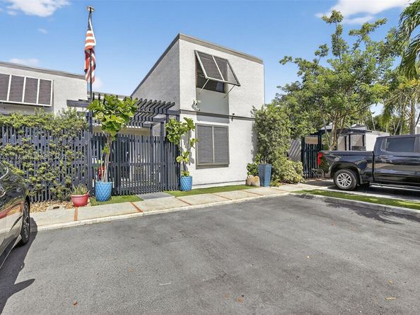 1530 W Golfview Dr, Pembroke Pines FL 33026