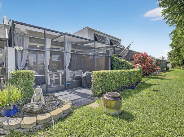 1530 W Golfview Dr, Pembroke Pines FL 33026