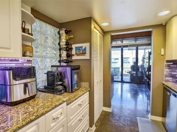 1530 W Golfview Dr, Pembroke Pines FL 33026