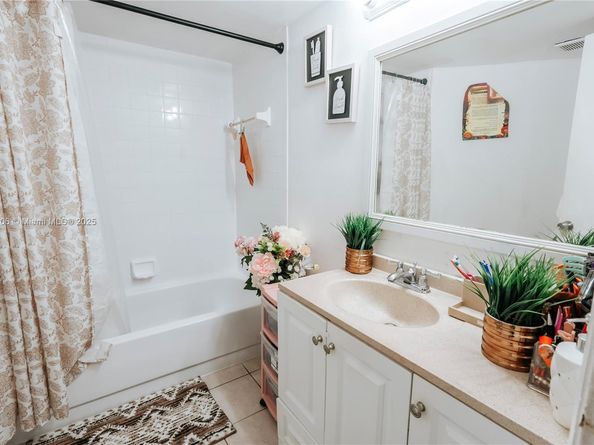 216 Lake Pointe Dr 128, Oakland Park FL 33309