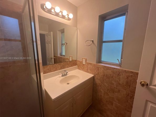 9540 NW 25th St, Sunrise FL 33322