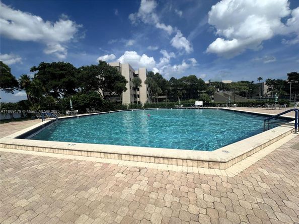 1100 Colony Point Cir 215, Pembroke Pines FL 33026
