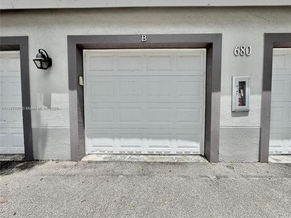 677 SW 111th Ave 303, Pembroke Pines FL 33025