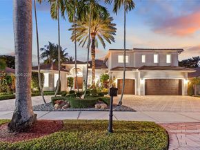 2567 Montclaire Cir, Weston FL 33327