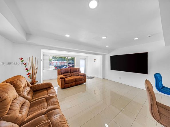 4660 E 4th Ave, Hialeah FL 33013